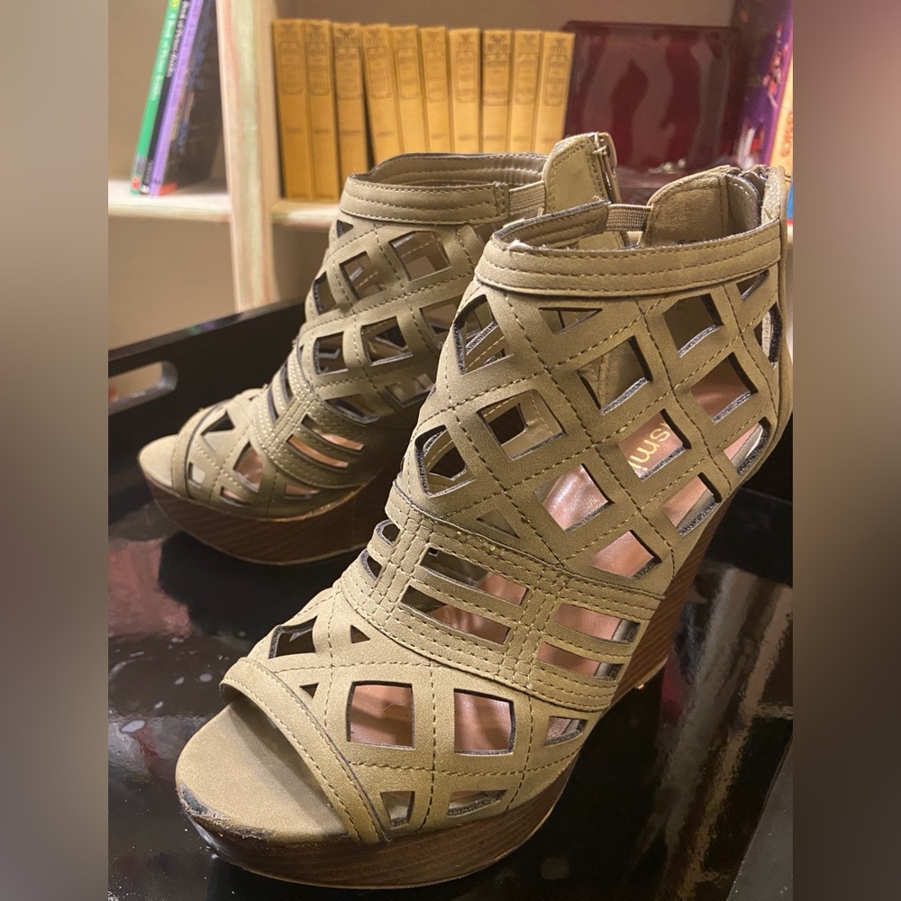 Jasmin’s “JKendrick” style. Size 6.5 M Sage Green wedges